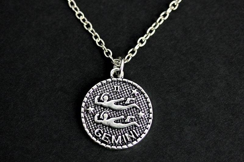 Gemini Halskette. Halskette Mit Sonnenzeichen. Charm Silber Horoskop Sternzeichen Schmuck. Handgemachte von GatheringCharms