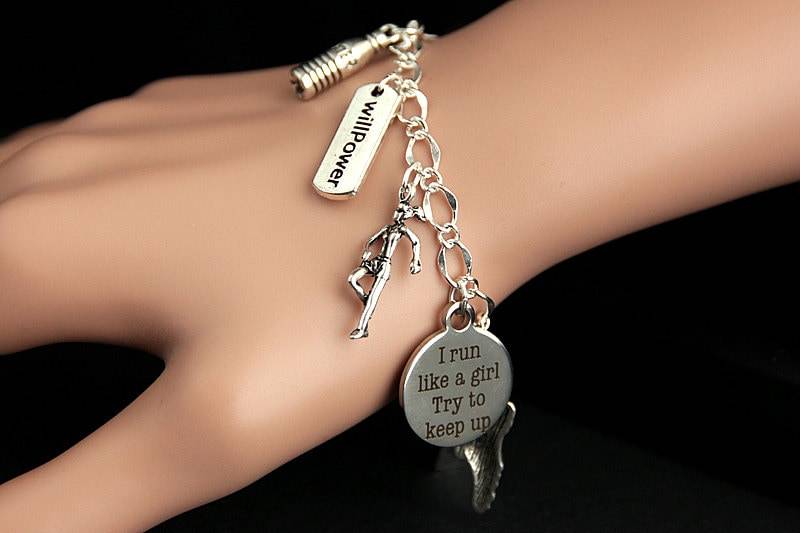 Laufarmband. Jogging-Bettelarmband. Track Team Armband. Silberarmband. Läufer Sport Schmuck. Handmade von GatheringCharms