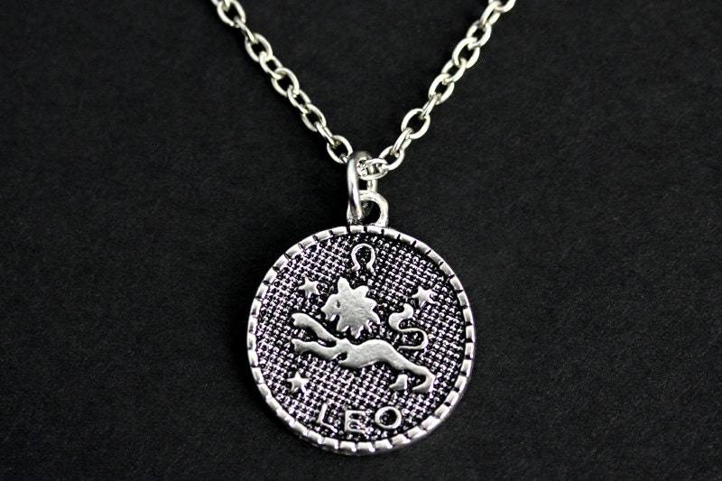 Leo Halskette. Halskette Mit Sonnenzeichen. Charm Silber Horoskop Sternzeichen Schmuck. Handgemachte von GatheringCharms