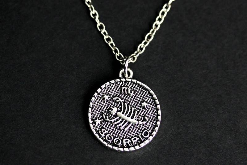 Skorpion Halskette. Horoskop Charm Silber Sternzeichen-Halskette. Sonnen Zeichen Schmuck. Handgemachte von GatheringCharms