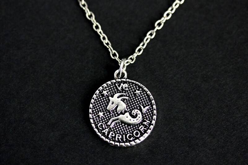 Steinbock Halskette. Horoskop Charm Silber Sternzeichen-Halskette. Sonnen Zeichen Schmuck. Handgemachte von GatheringCharms