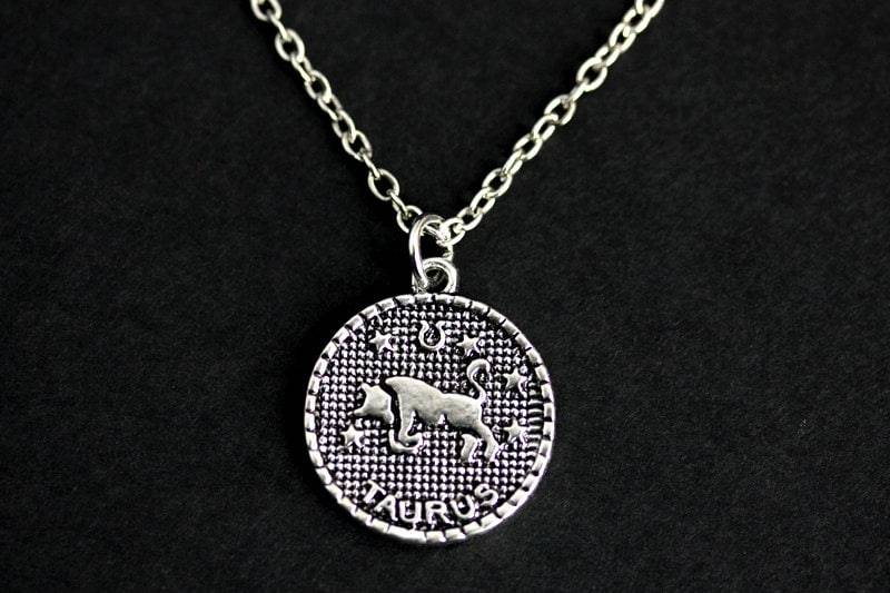 Stier Halskette. Sternzeichen-Halskette. Charm Silber Halskette Mit Sonnenzeichen. Horoskop Schmuck. Handgemachte von GatheringCharms