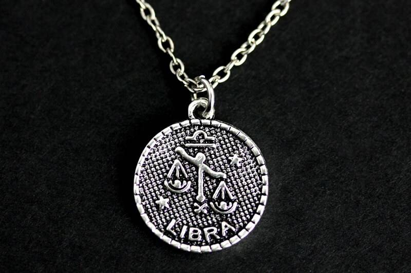 Waage Halskette. Horoskop Charm Silber Sternzeichen-Halskette. Sonnen Zeichen Schmuck. Handgemachte von GatheringCharms