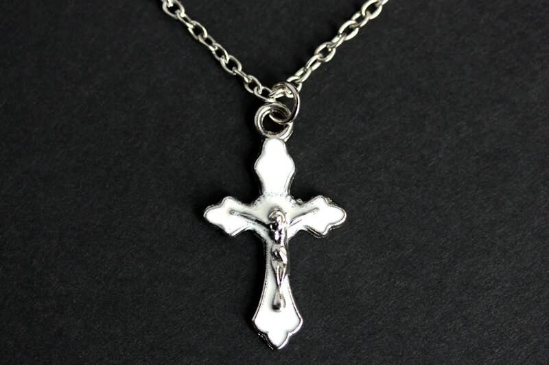 Weißes Kreuz Halskette. Christliche Weiße Kruzifix-Halskette. Silber Christlichen Schmuck. Handmade von GatheringCharms
