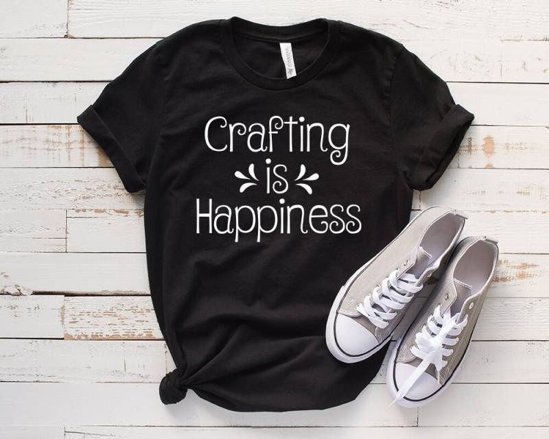 Craft T-Shirt ~ Crafting Is Happiness Shirts Für Handwerker Handwerker-T-Shirt Handwerker-Geschenkidee Schaben Quilten Nähgeschenk-T-Shirt von GaticaApparel