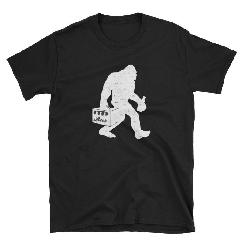 Lustige Bigfoot Mit Bier Shirt | Sasquatch Bier-Shirt Trinkende Hemd Craft Unisex T-Shirt von GaticaApparel