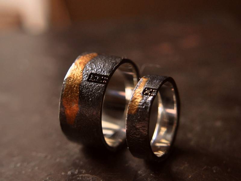 Seine Und Ihre Eheringe Set - Silber Gold Keum Boo Bands Mit Schwarzen Diamanten, Rustikale Handgefertigte Ringe Für Paare Seine Und Ihre Eheringe Set - Silber Gold Keum Boo Bands Mit Schwarzen Diamanten, Rustikale Handgefertigte Ringe Für Paare von GatoJewel