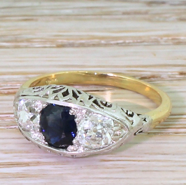 Edwardian 0.70 Karat Saphir & 0, 84 Old Cut Diamond Trilogy Ring, Um 1910 Edwardian 0.70 Karat Saphir & 0, 84 Old Cut Diamond Trilogy Ring, Um 1910 von GatsbyJewels
