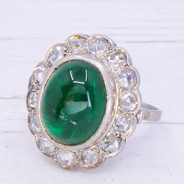 Retro 7, 61 Karat Cabochon Smaragd Und Diamant Cluster Ring Im Rosenschliff, Circa 1955 von GatsbyJewels