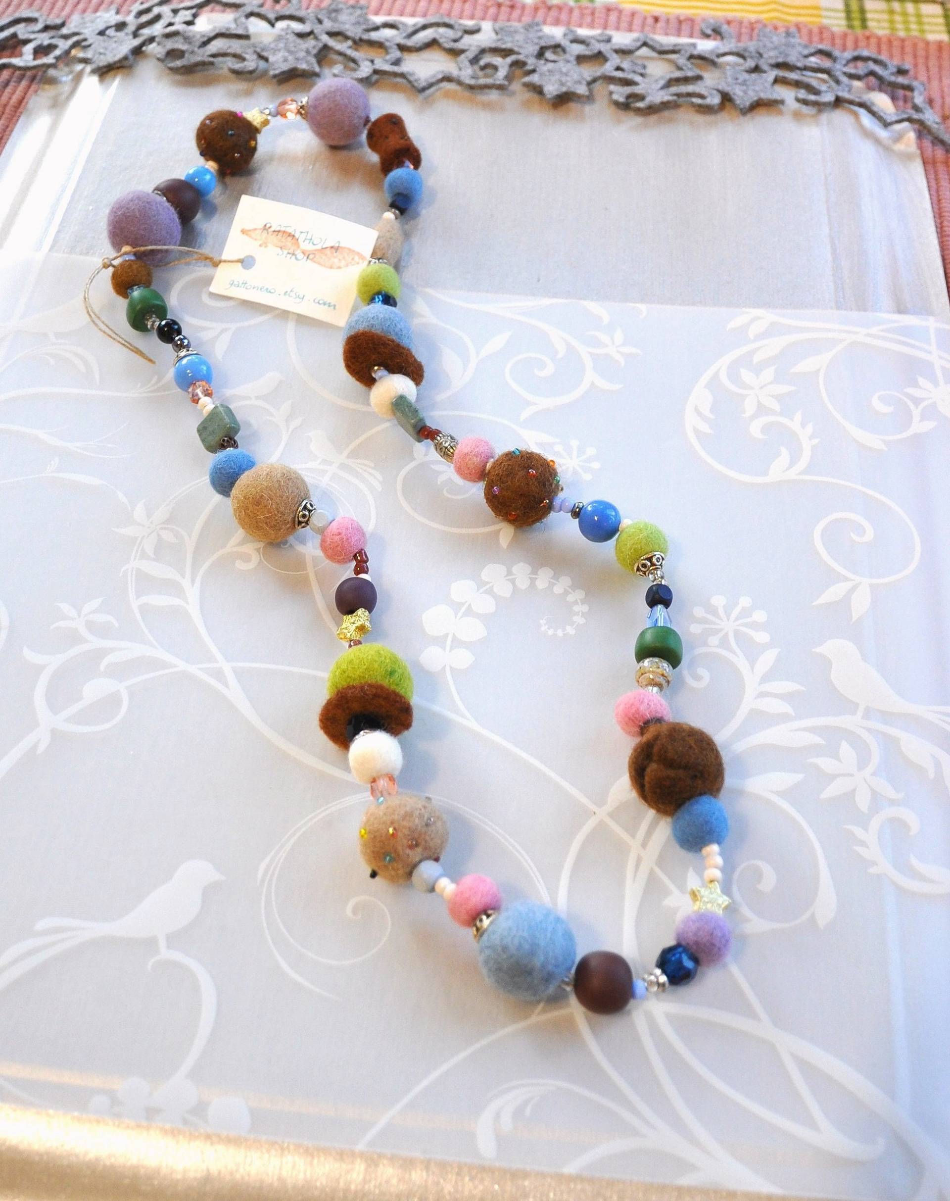 Filz Kette, Grün, Weiß, Blau, Violett, Gelb, Winter-stil, Landleben, Schnee, Weihnachtsgeschenk, Diy, Hausgemachte, Hergestellt in Italien, Perlen Filz Kette, Grün, Weiß, Blau, Violett, Gelb, Winter-stil, Landleben, Schnee, Weihnachtsgeschenk, Diy, Hausgemachte, Hergestellt in Italien, Perlen von GattoNero