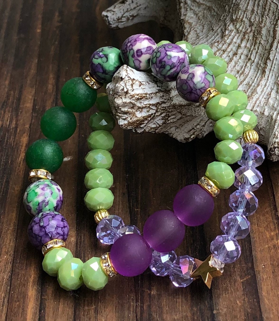 Armband, Grüne Armbänder, Lila Regenwald Geschenk Für Frauen, Freundin, Wickelarmband von GaudiDazzles