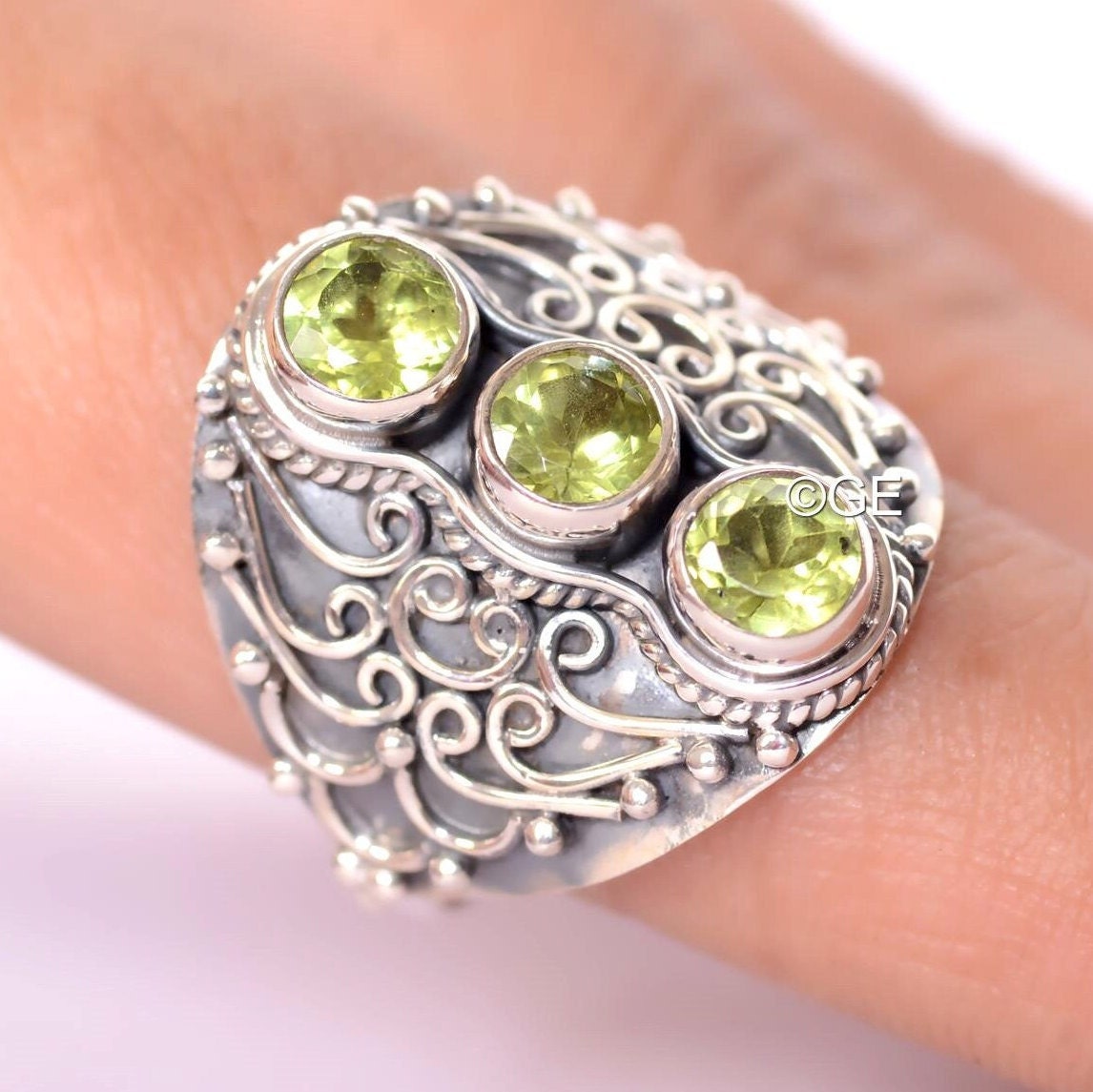 Natürlicher Runder Peridot Ring, August Birthstone Handgemachter Grüner Silber Frauen Drei Stein Schmuck von Gaurvienterprises