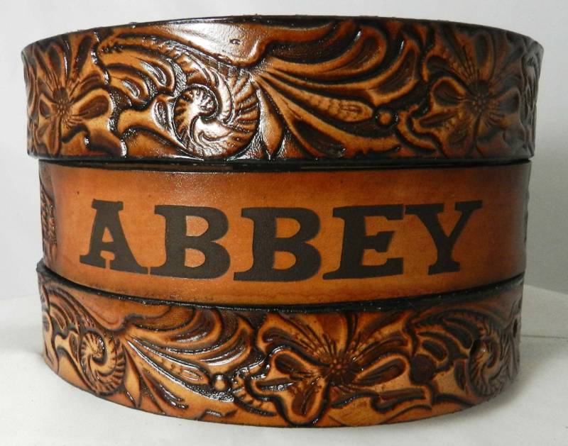 Der Namensgürtel Des Kindes, Geschnitztes Blumenmuster Passt Zum Erwachsenen Nbt927 von GavereLeather