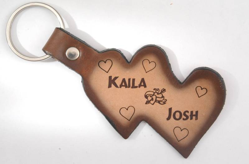 Echtleder Doppelherz Schlüsselring. Personalisierte von GavereLeather