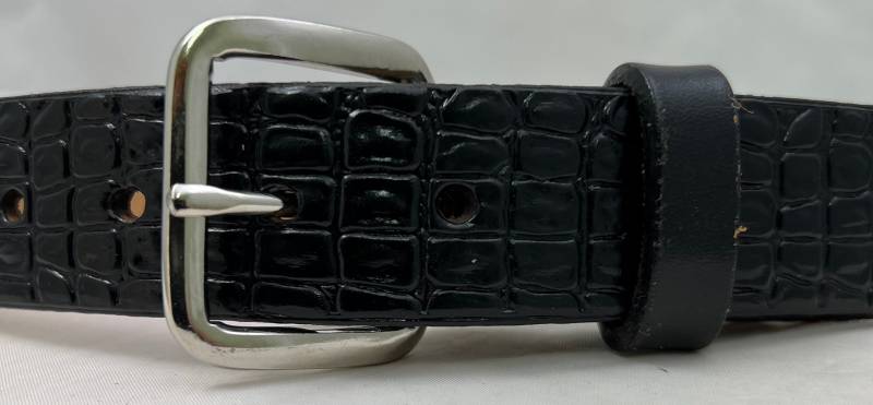 Kindergürtel. Schwarz Gator Geprägt. Total Entworfen, Kein Name Gürtel. Inklusive Gürtelschnalle Und Lederhalter von GavereLeather