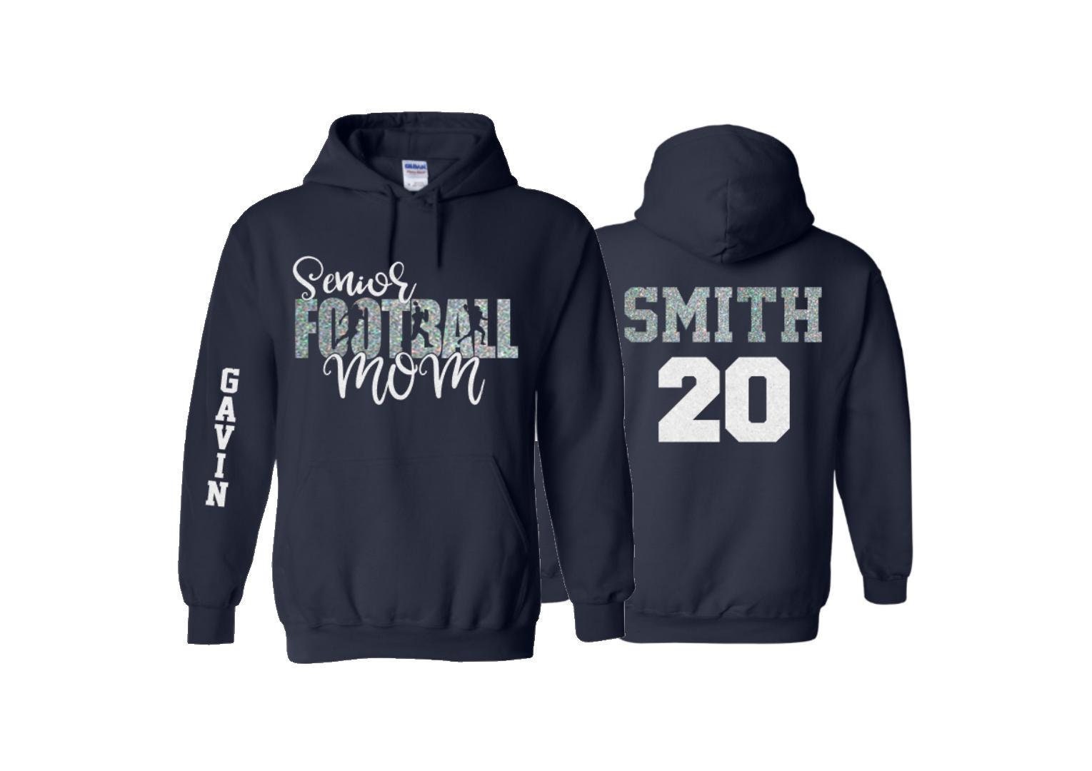 Glitzer Senior Fußball Mom Hoodie | Hoodies Mama Farben Anpassen von GavinsAllye