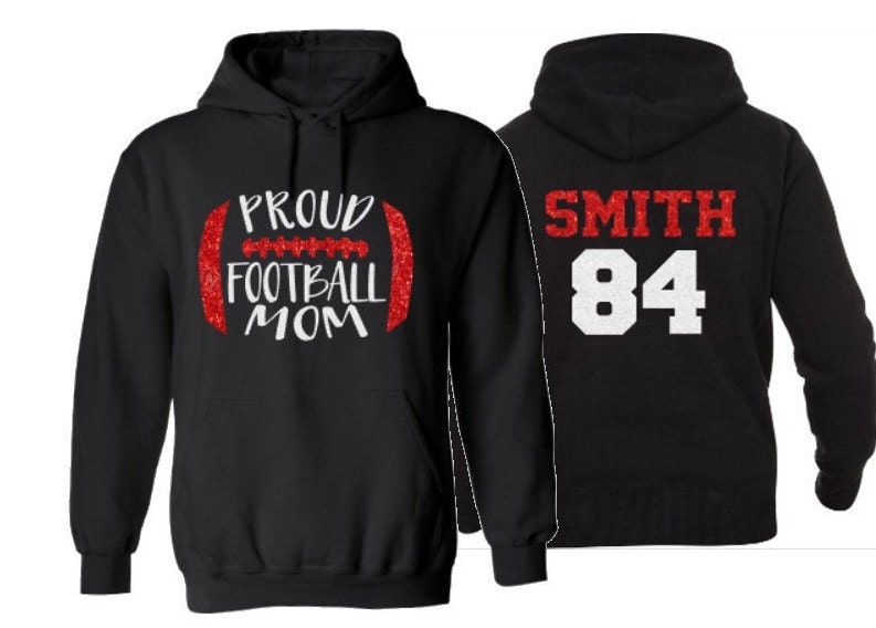 Glitzer Stolzer Fußball Mom Hoodie | Hoodies Mama Personalisiere Sie Mit Deinem Team & Deinen Farben von GavinsAllye