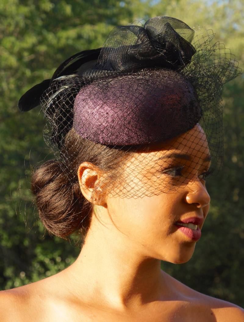 Aubergine Irisierende Pillbox Aus Leder. Perfekter Ascot Derby Renntag. Hut Mit Schwarzer Krinoline, Schwarzem Und Irisierenden Hahnenfedern von GeauxChapeauxHats