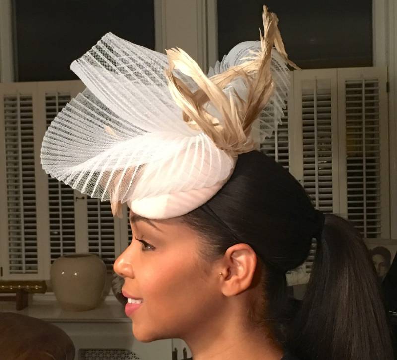 Ausgefallener Beige Und Weiß Fascinator - Gefaltete Crinoline-Tan Federn - Royal Ascot Hut-Polo Spiel Hut-Abendhut-Kirchenhut-Hochzeitshut von GeauxChapeauxHats