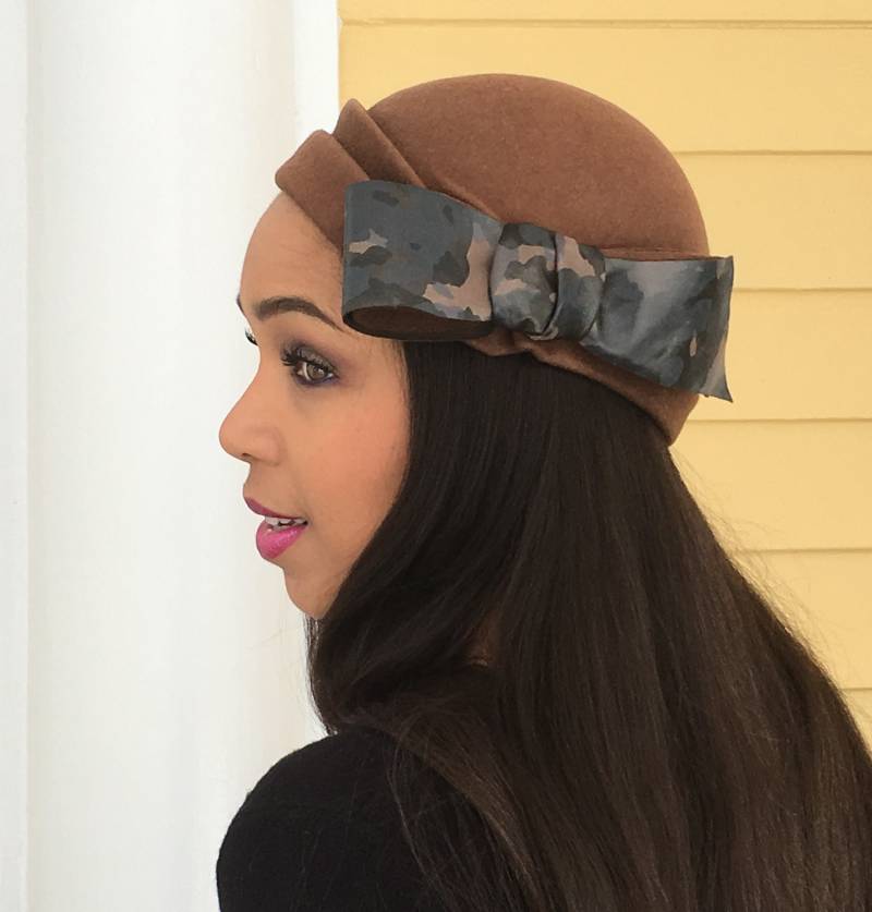 Braun Taupe Wollfilz Hut Skulptur Mit Leder Camouflage Schleife. Chic Herbst Und Winter Hut-Herbst-Rennen-Saratoga-Polo Matches-Church Hat Braun Taupe Wollfilz Hut Skulptur Mit Leder Camouflage Schleife. Chic Herbst Und Winter Hut-Herbst-Rennen-Saratoga-Polo Matches-Church Hat von GeauxChapeauxHats