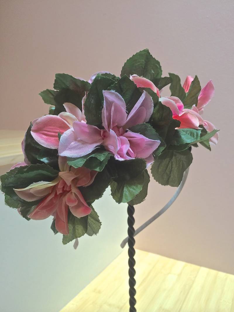 Braut Blumen Fascinator, Blumenmädchen Kopfschmuck, Hochzeit Brautjungfern Kopfschmuck. Gartenparty Oder Poolparty von GeauxChapeauxHats