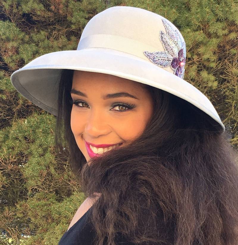 Breiter Hut Mit Gewellter Krempe, Grauer Velourhut Perlenapplikation in Purpur Und Malvenfarben. Auf Grauem Velour-Hut. Kirchen - Oder Hochzeitshut von GeauxChapeauxHats