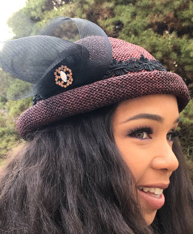 Burgund Toyo Stroh Rolled Brim Hat-Vintage Schwarze Trim-Schwarze Crinoline-Vintage Strass Knopf-Hochzeit-Strand-Garten-Party-Chic Sommer-Hut von GeauxChapeauxHats