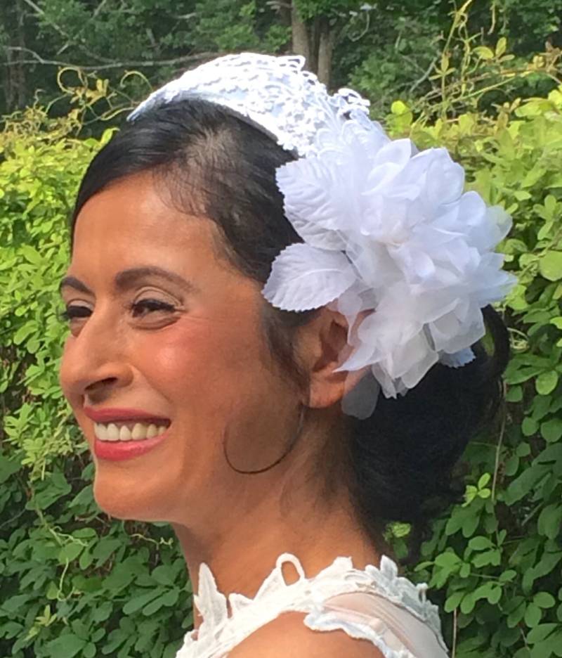 Glänzendes Silber Metallic Hochzeit Haarband Mit Vintage Weißer Baumwollspitze Und Blumen - Braut Kopfschmuck Sweet Sixteen Firmung von GeauxChapeauxHats