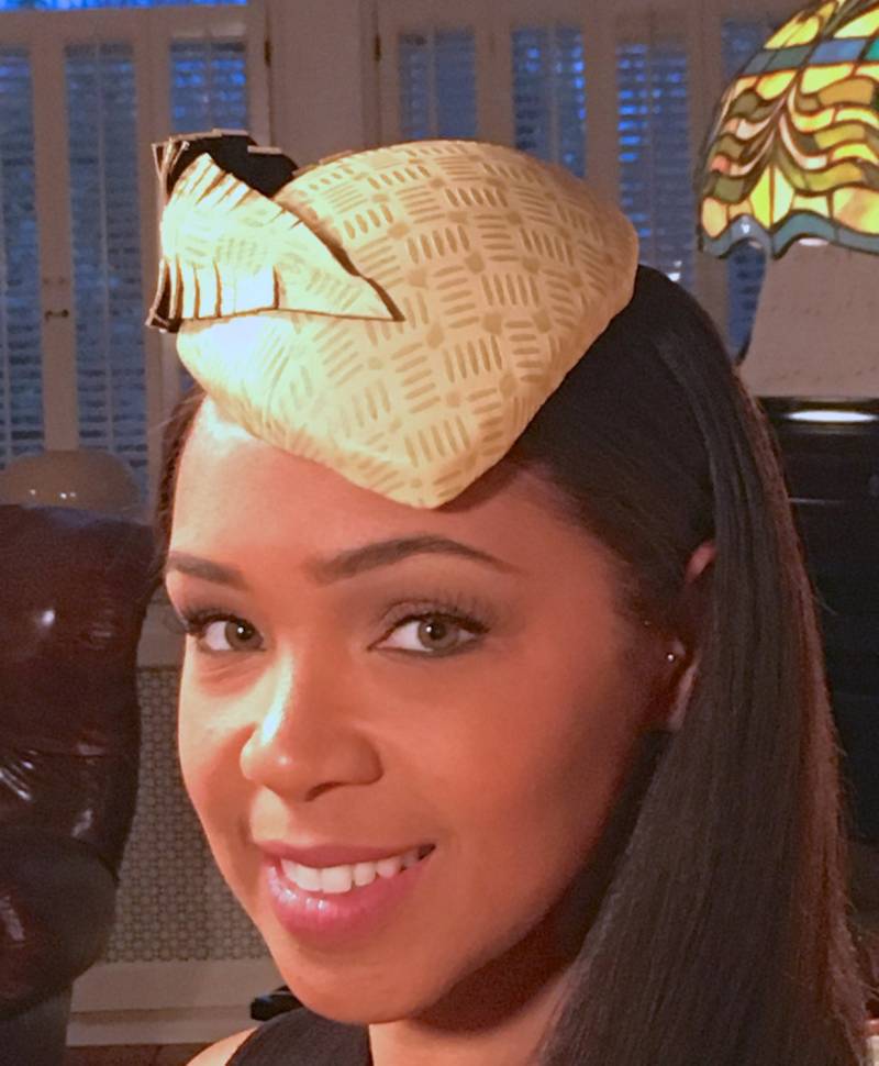 Hell Gelber Strukturleder Fascinator. Leder Feder - Vintage Holzknopf - Hochzeiten-Taufhut-Handgefertigter Hut von GeauxChapeauxHats