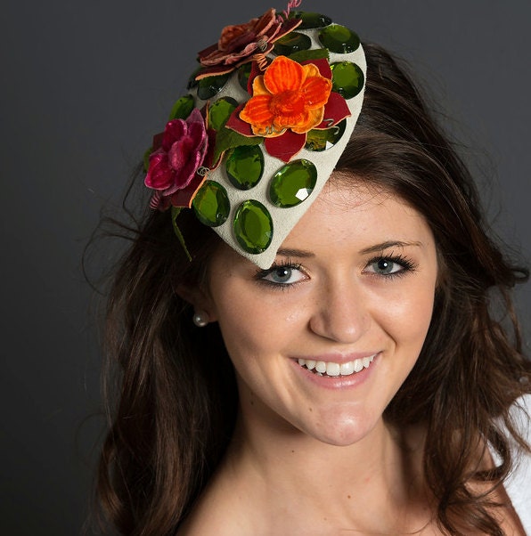 Hellgrauer Wildleder Fascinator, Fascinator Mit Juwelen Und Blumen, Cocktail Hut Blumen - Brautjungfern Fascinator - Mutter Der Braut-Abend von GeauxChapeauxHats