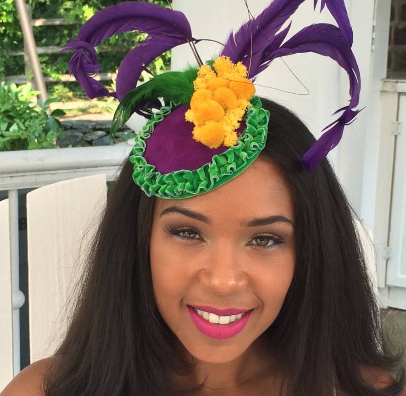 Karne Gras Fascinator Faschingshut, Karneval Partyhut-Lila Wildleder Fascinator-New Orleans Federn-Lila Grün Gelb von GeauxChapeauxHats