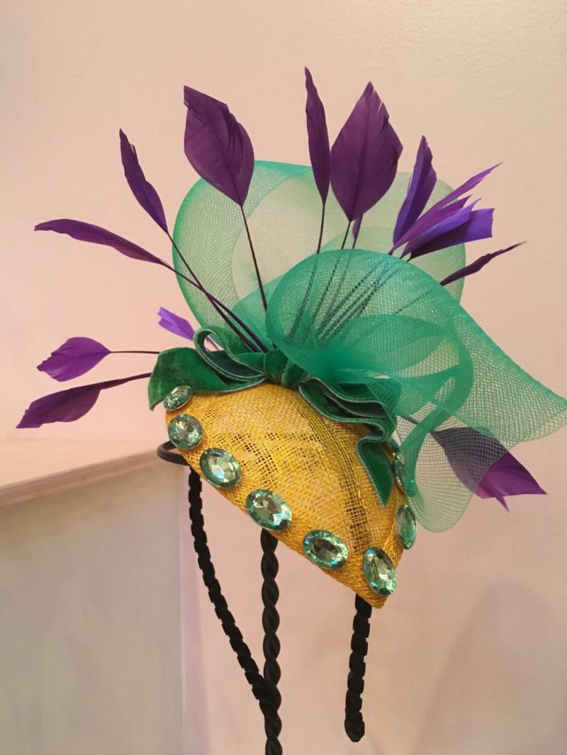 Karne Gras Fascinator Karneval Hut, Party Hut-Grüne Krinoline & Juwelen-New Orleans Hut-Lila Federn-Lila Grün Gelb von GeauxChapeauxHats