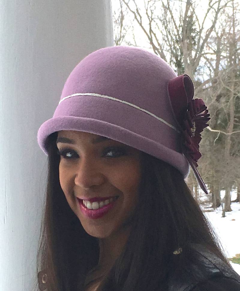 Lavendel Wollhut, Cloche Hut Mit Elfenbein Trimmen-Bandbesatz Auf Hut-Weihnachtsgeschenk Kirchenhut-Frauen-Wintermütze von GeauxChapeauxHats