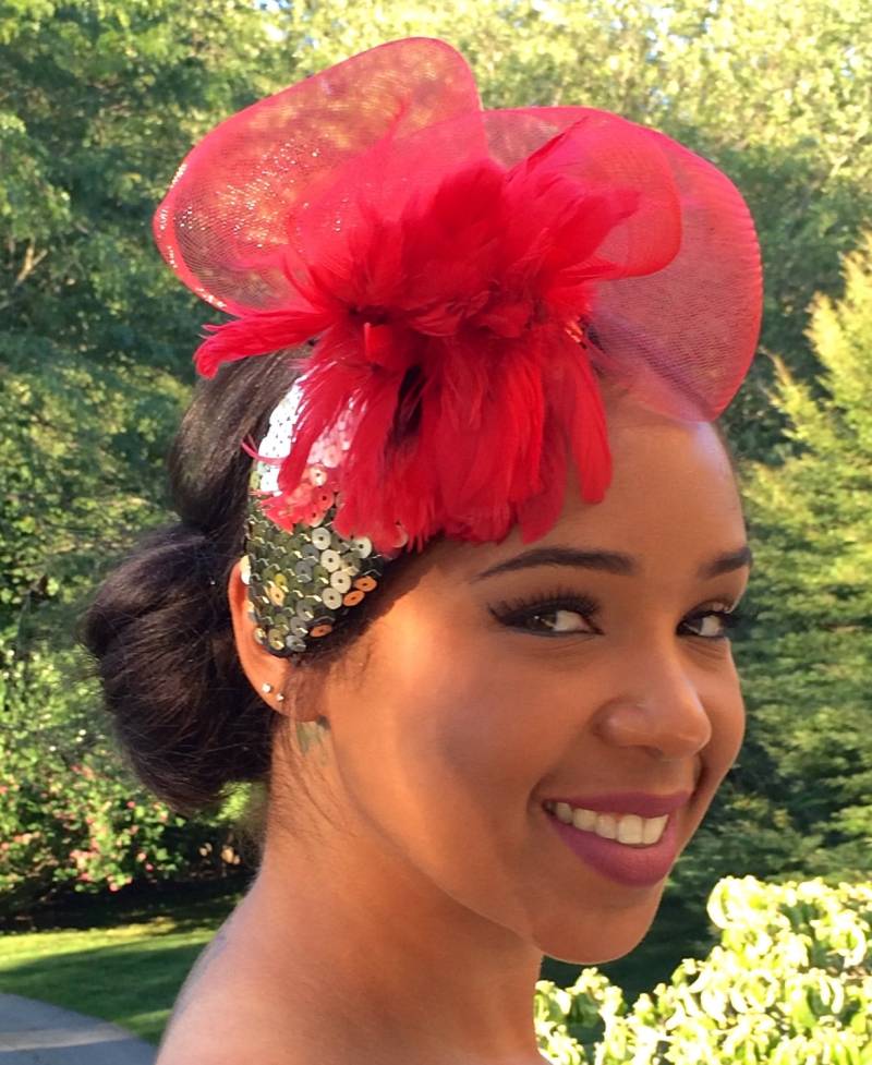 Red Weihnachts Fascinator, Kopfschmuck, Silvester Party Hut, Gold Pailletten Kopfschmuck. Rote Federn - Cocktail Abend Fascinator von GeauxChapeauxHats