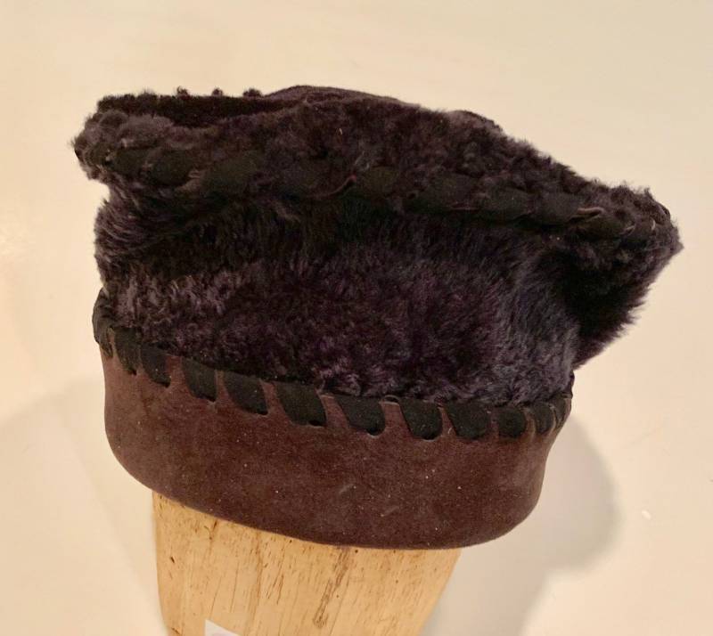Schwarz-Braune Lamm-Leder-Hut Mit Schwarzen Leder-Zurren-Warme Winter-Hut-Unisex Hut-Größe Medium von GeauxChapeauxHats