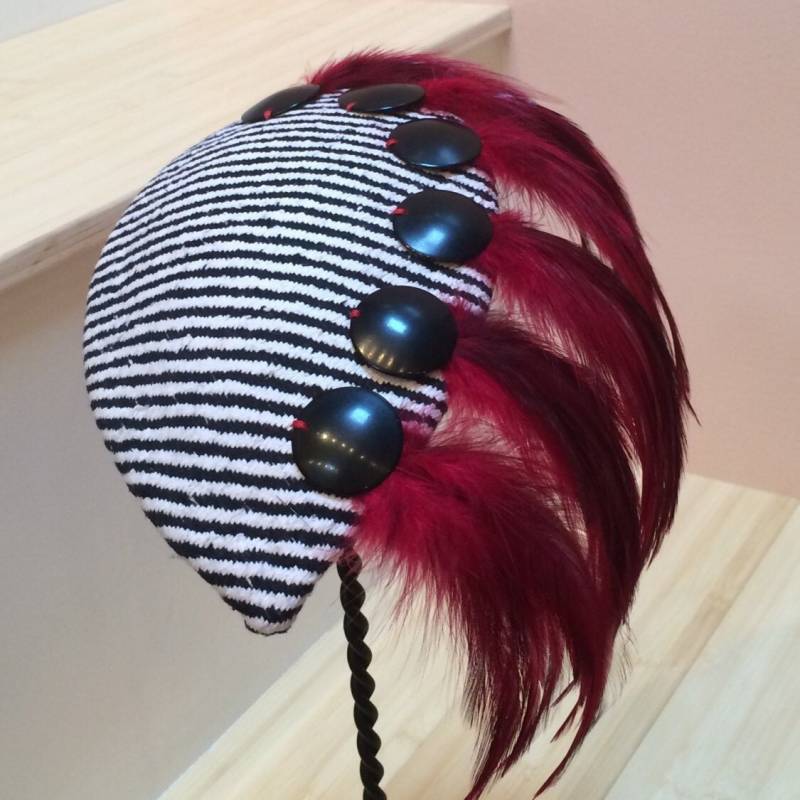 Schwarz Weihnachtlich Gestreifter Fascinator, Hut Mit Tief Roter Feder Borte, Urlaub Fascinator Oder Derby Hut-Weihnachts Hut-Hochzeit von GeauxChapeauxHats