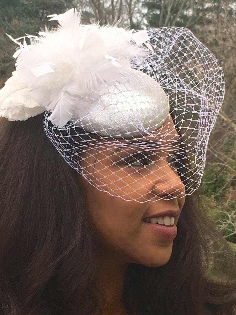 Silber Metallic Leder Kroko Präge Fascinator Mit Weißer Feder Cluster Und Schleier - Braut Kopfschmuck Hochzeit Hut-Abschlussball Party von GeauxChapeauxHats