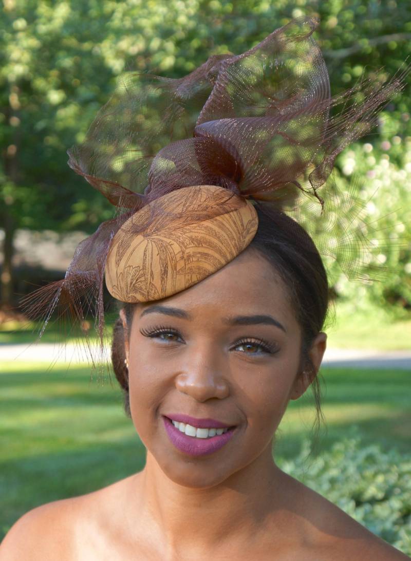 Tan Und Braun Wildleder Schabloniert Fascinator Mit Brauner Reifrock. Perfekt Für Die Rassen, Cocktail-Party-Hut-Wildleder Hochzeit Oder Besonderer von GeauxChapeauxHats