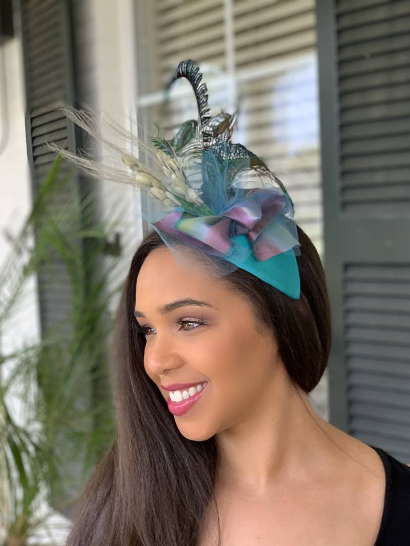 Türkiser Fascinator, Trauzeuginnen Kopfschmuck, Sommerparty Kopfschmuck Oder Auch Cocktail Party. Pfauen Schwerter Und Seidenband von GeauxChapeauxHats