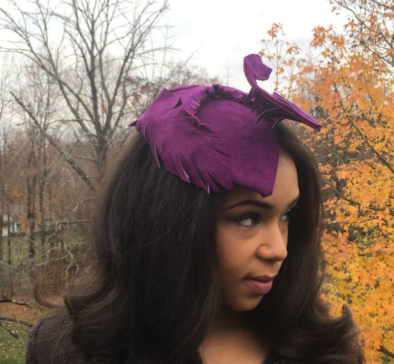 strahlende Orchidee Im Wildleder Fascinator, Lila Kopfschmuck Aus Wildleder, Brautmutter Hut. Winter Hochzeit Oder Weihnachtsfeier. Cocktail Abend von GeauxChapeauxHats