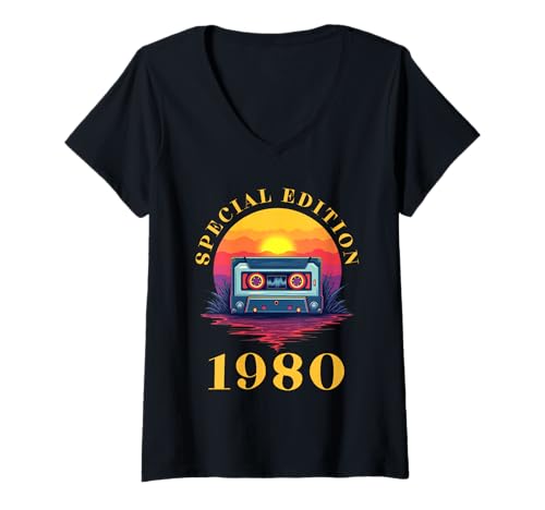 Damen Jahrgang 1980 Geburtstag Design Frauen Männer geboren 1980 T-Shirt mit V-Ausschnitt Damen Jahrgang 1980 Geburtstag Design Frauen Männer geboren 1980 T-Shirt mit V-Ausschnitt von GebGesch 1980 Geburtstag Geschenke