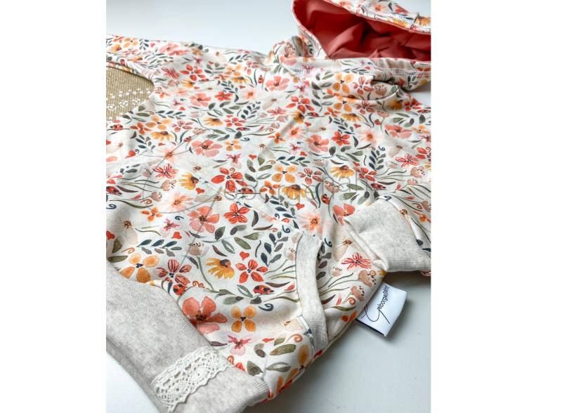 Kapuzenpullover Mit Details Handmade Sweat Hoody Mädels Mädchen Kinder Blumen Blümchen Hoodie Pulli Herbst Beige Outfit Spitze Rosa Unikat von Geborgenaeht