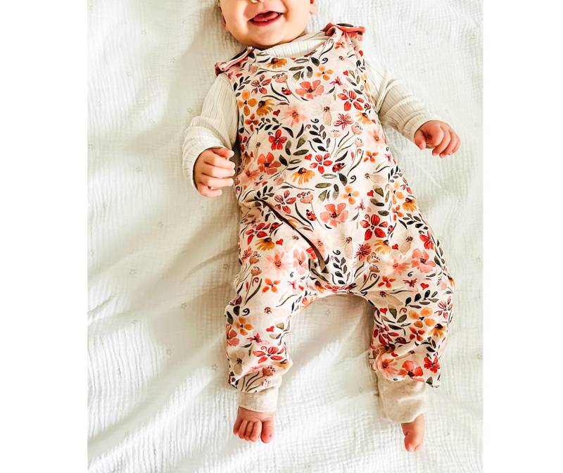strampler Oder Kleid Für Baby Kleinkind Blumendesign Kleidchen Rosa Bunt Trägerkleid Knöpfe Blume Handmade Romper Bündchen Bequem Süß Unikat von Geborgenaeht
