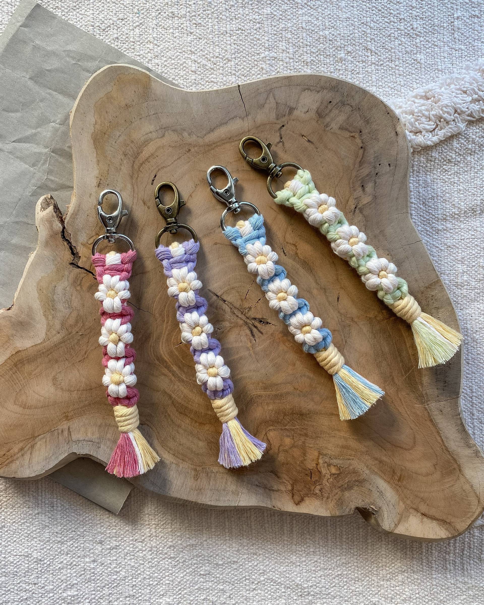 Makramee Schlüsselanhänger Blume "Daisy' Mit Goldenem Silbernem Karabiner | Wichtel Geschenkidee Weihnachten Personalisierbar Flower von Gedankenverloren