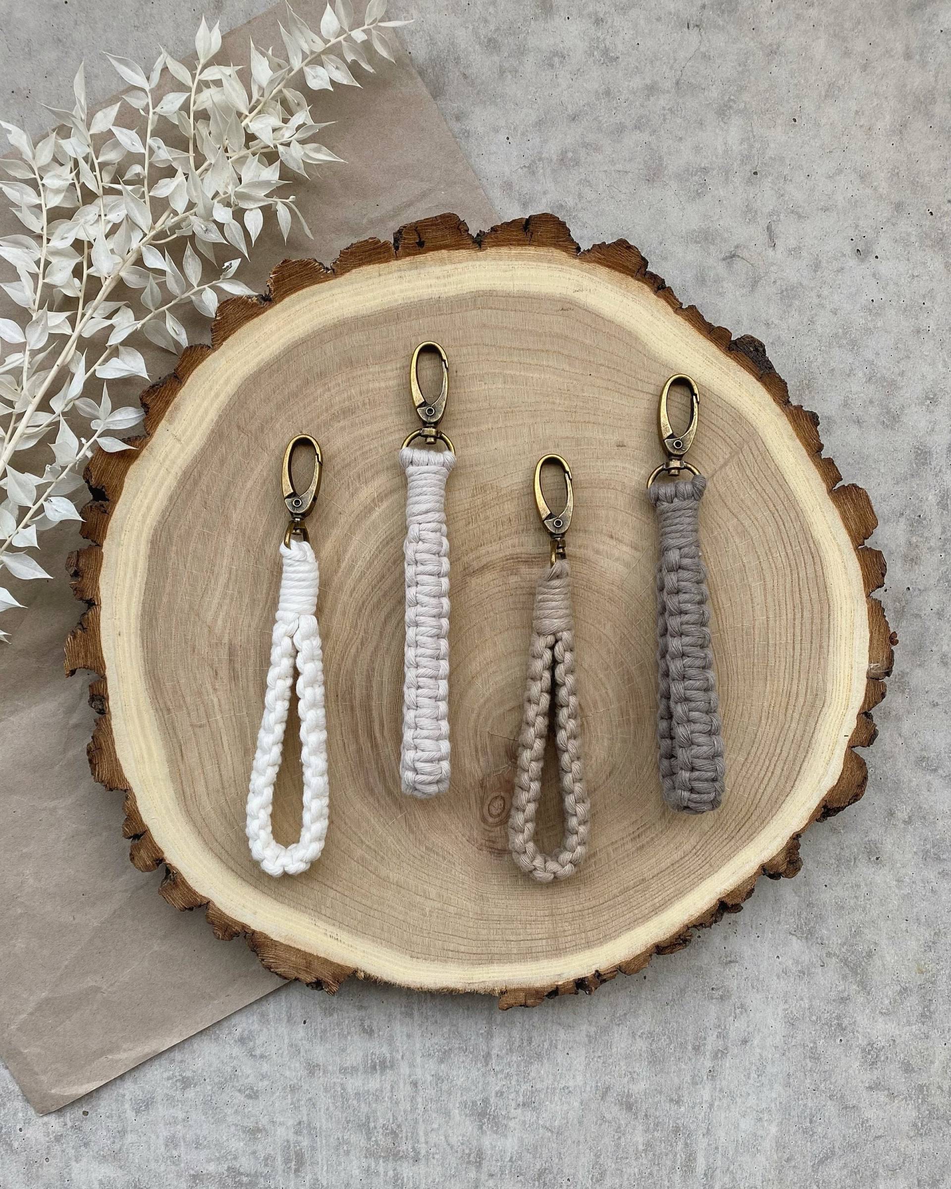 Makramee Schlüsselanhänger Mit Schlaufe Goldenem Silbernem Karabiner "Cord Loop' | Wichtel Geschenkidee Weihnachten Personalisiert von Gedankenverloren