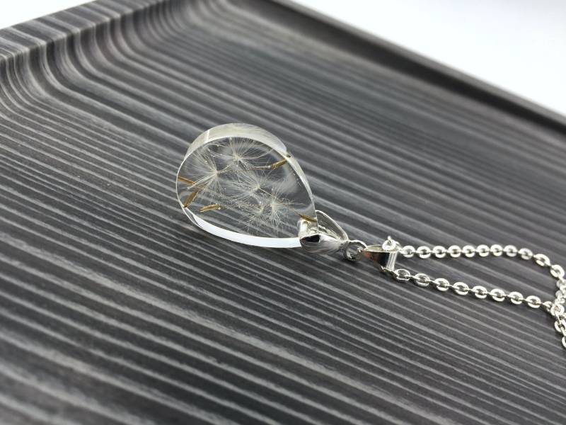 Anhänger "Pusteblumen Tropfen" Einzigartiger, Ausdrucksvoller Harz Schmuck Silber Halskette Kette Anhänger "Pusteblumen Tropfen" Einzigartiger, Ausdrucksvoller Harz Schmuck Silber Halskette Kette von Gedankenwunder