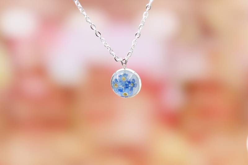 Anhänger "Vergissmeinnicht" Einzigartiger, Ausdrucksvoller Harz Schmuck Silber Hintergrund Weiß Anhänger "Vergissmeinnicht" Einzigartiger, Ausdrucksvoller Harz Schmuck Silber Hintergrund Weiß von Gedankenwunder