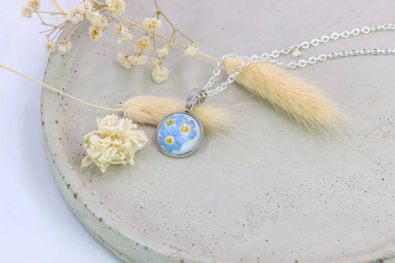 Anhänger Vergissmeinnicht Einzigartiger, Personalisierter Harz Schmuck Hintergrund Weiß von Gedankenwunder