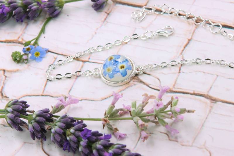Armband "Vergissmeinnicht" Anhänger Harz in Silber Weißer Hintergrund von Gedankenwunder
