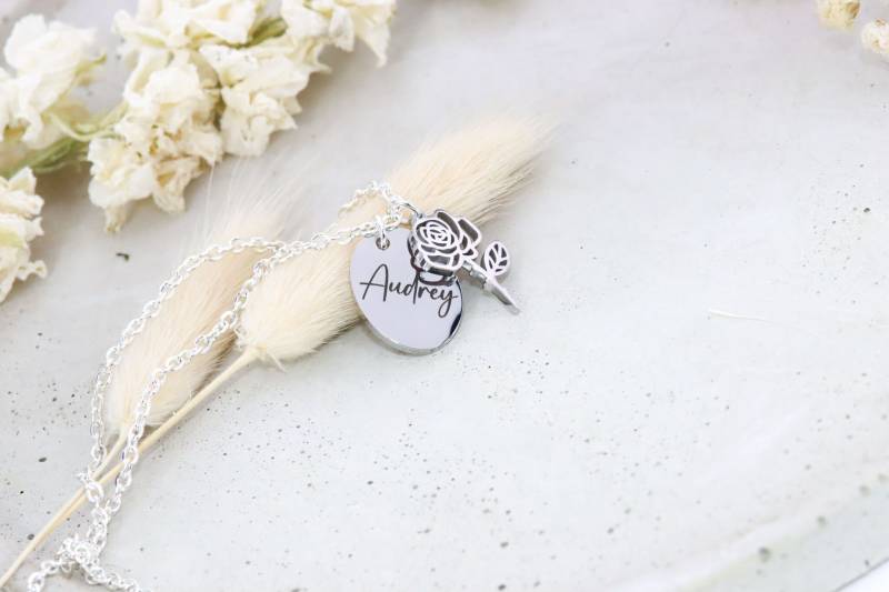 Farbauswahl Gravur Geburtsblumen Anhänger Einzigartig Personalisiert Farbauswahl Gravur Geburtsblumen Anhänger Einzigartig Personalisiert von Gedankenwunder